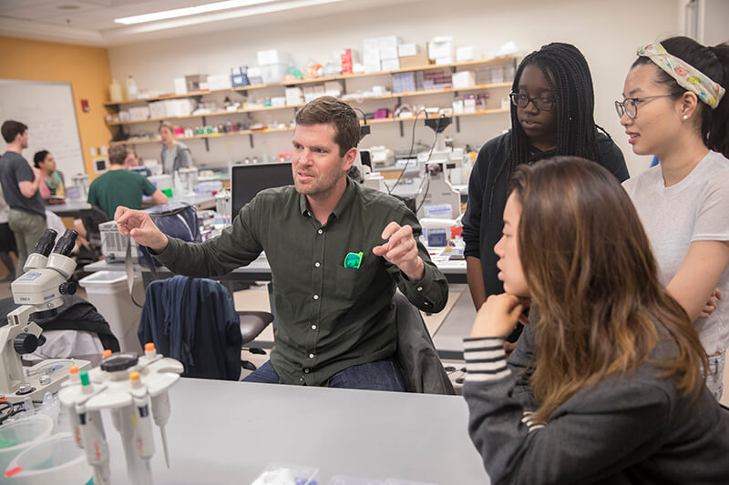 Kevin Eggan teaching in a lab